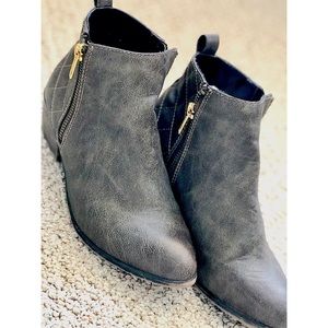 Ankle booties with zippers size 6.5